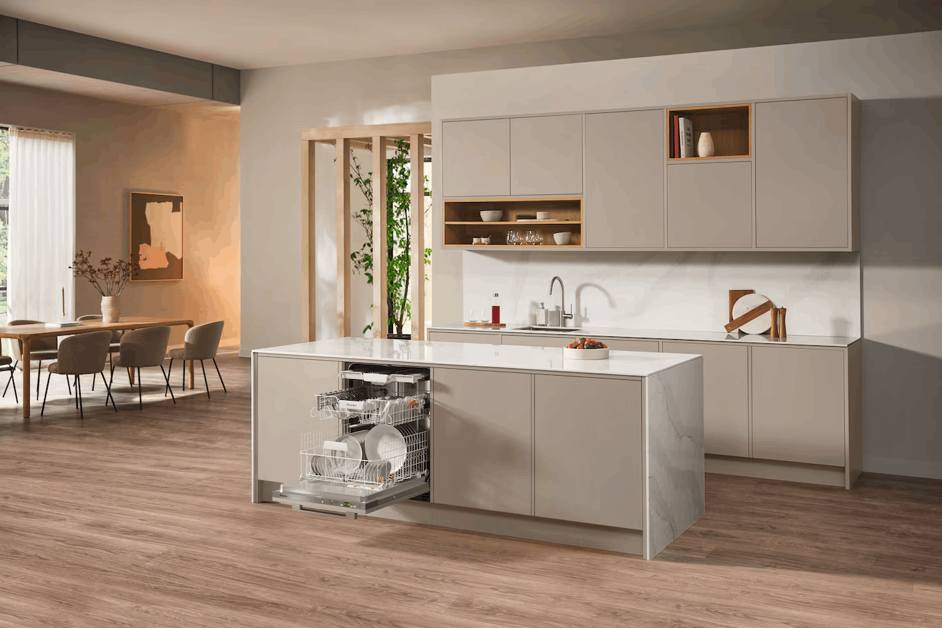 Una cocina moderna con estanterías abiertas, lavavajillas y mesa de comedor.