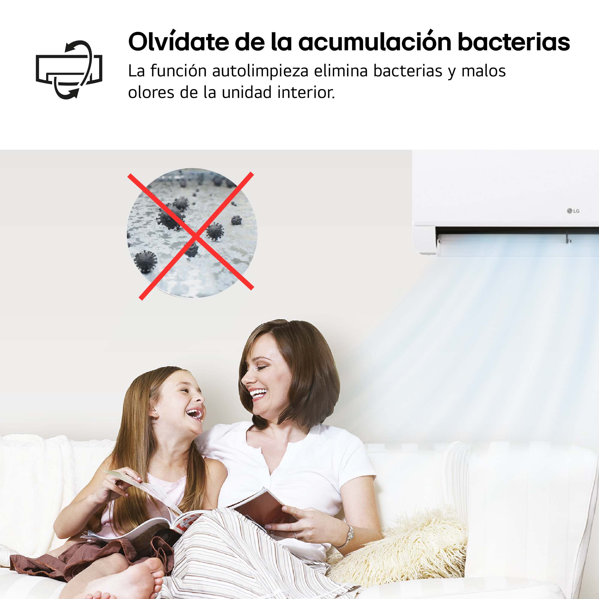 Madre e hija ríen en un sofá. Aire acondicionado arriba.
