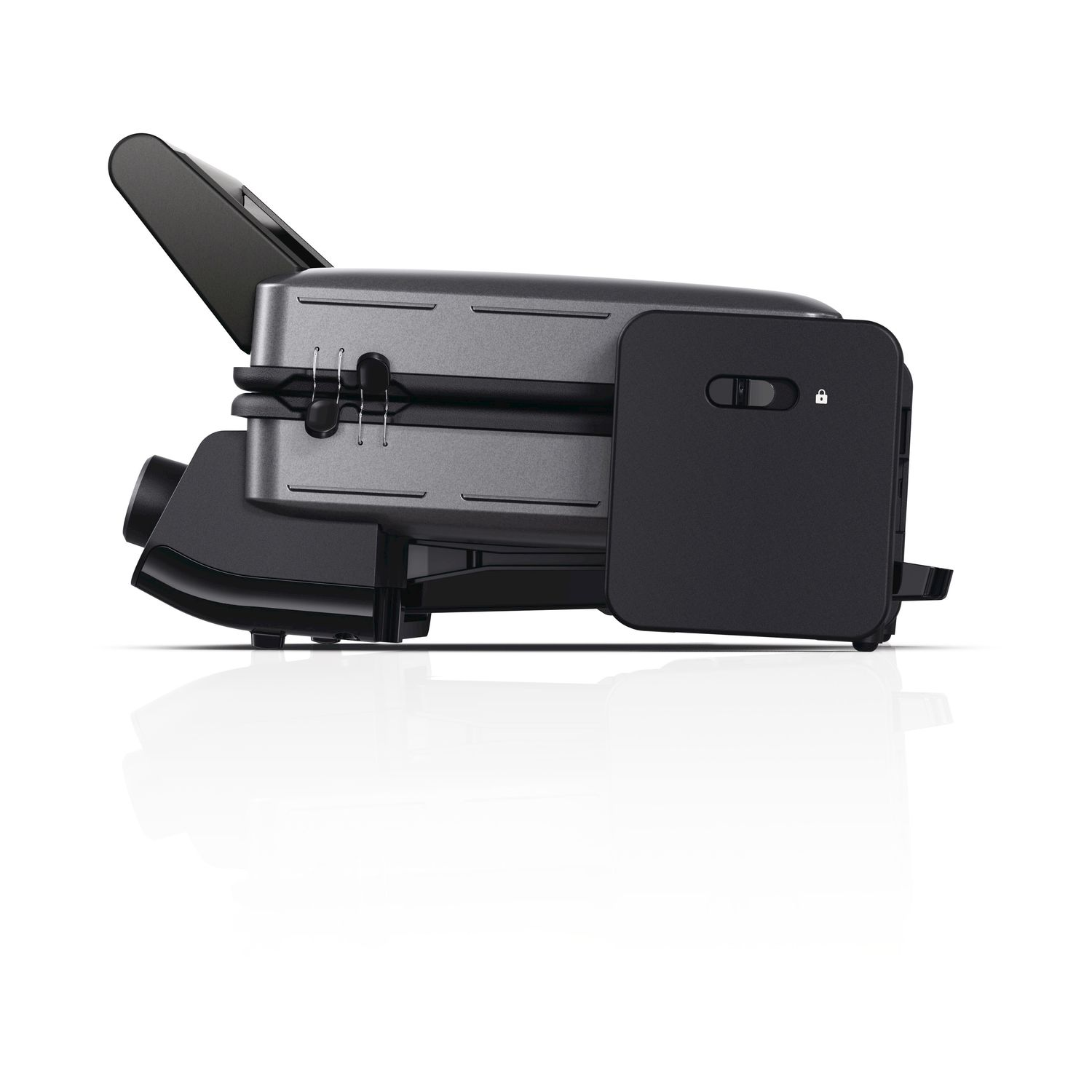 Un grill portatile grigio scuro con coperchio aperto è mostrato di lato, con un meccanismo di blocco nero visibile.