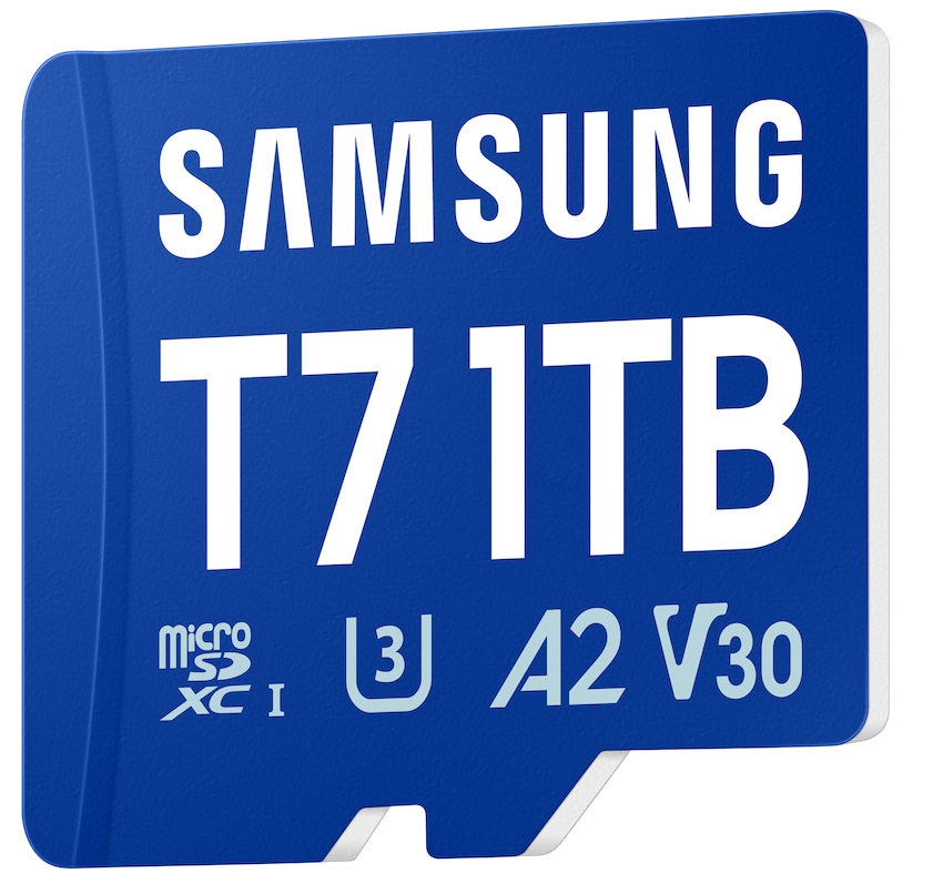 Una tarjeta microSD azul Samsung T7 de 1TB con letras blancas.