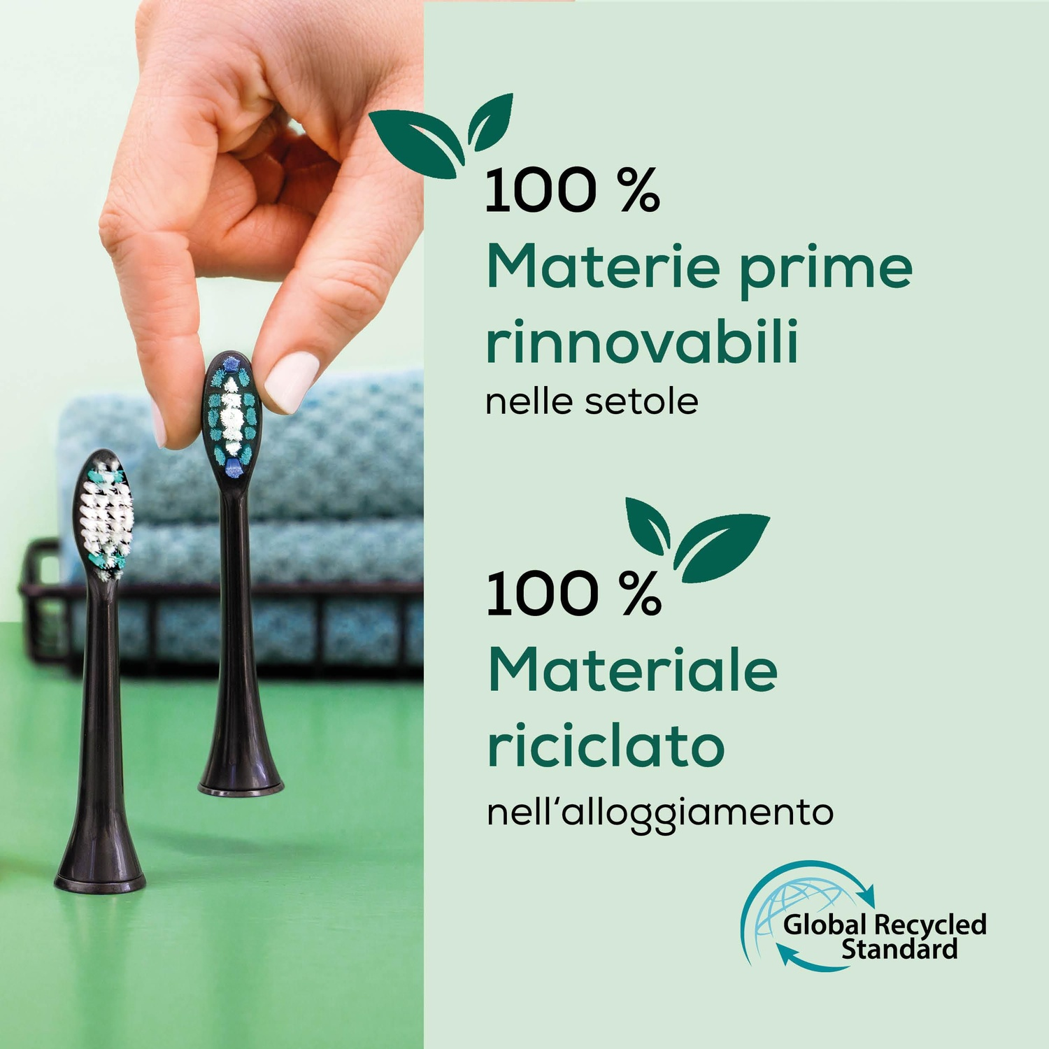 Una mano tiene uno spazzolino con setole fatte di materie prime rinnovabili.