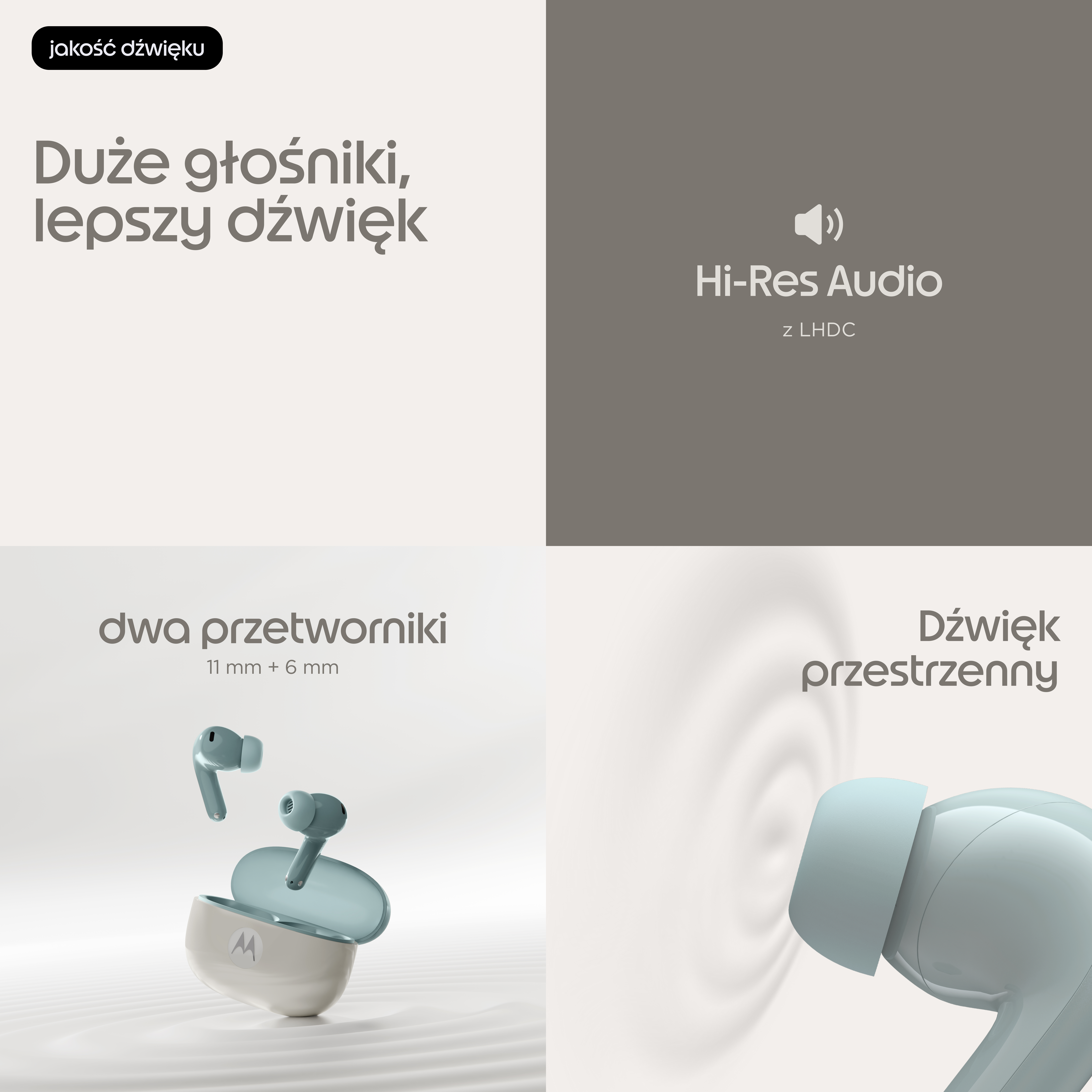 Jasnoniebieskie słuchawki i etui ładujące z logo Motoroli na piaszczystej powierzchni.