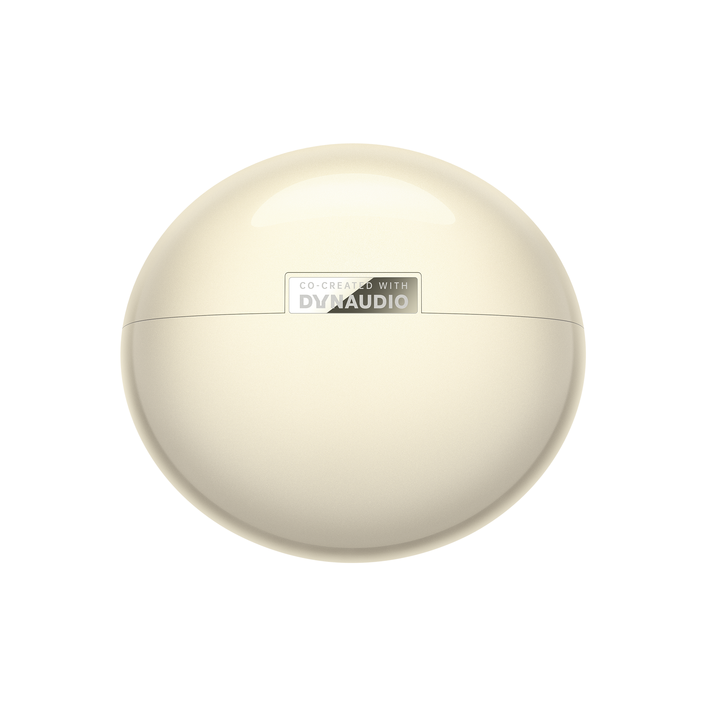 Błyszczące beżowe etui ładujące z napisem CO-CREATED WITH DYNAUDIO na czarnym tle.