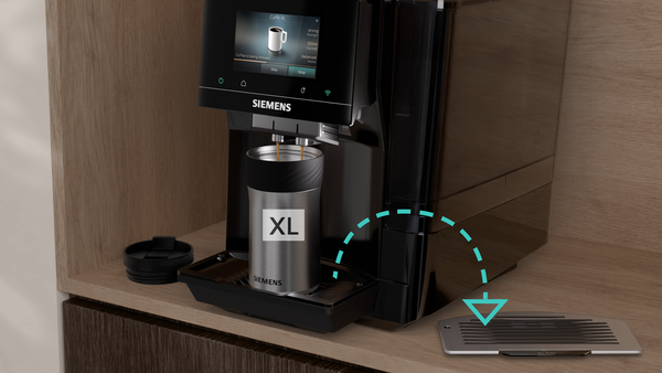 Kahve makinesi XL bardağa kahve yapıyor. Damla tepsisi yakında.