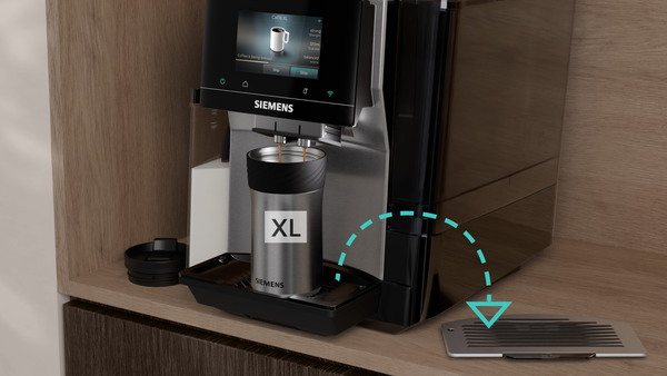 Bir Siemens kahve makinesi, XL etiketli gümüş bir fincana kahve yapıyor.