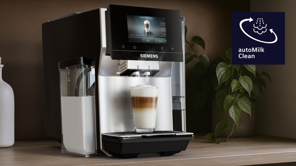 Sütlük haznesi olan modern kahve makinesi, latte macchiato hazırlıyor.