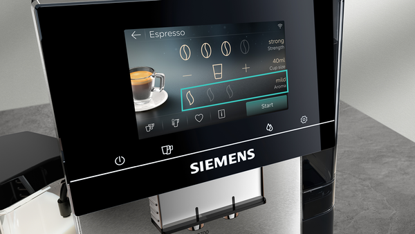 Siemens kahve makinesi ekranı espresso ayarlarını gösterir: fincan, aroma, güç, boyut.
