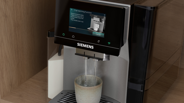 Siemens kahve makinesi fincana sıcak su veriyor, ekranda fonksiyon.
