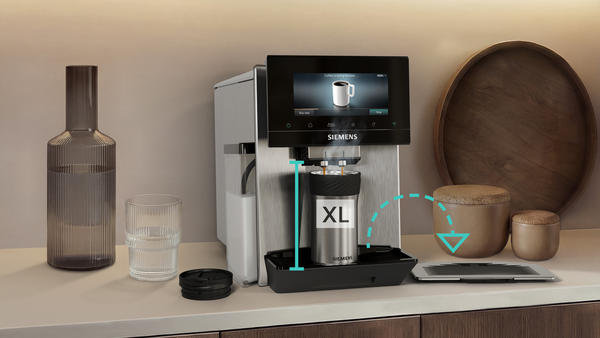 XL kupalı kahve makinesi, yanında su şişesi, bardak ve kaplar.