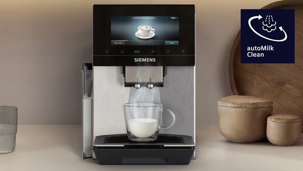 Siemens kahve makinesi, süt köpürtüyor. Sağda 'autoMilk Clean' ekranı var.