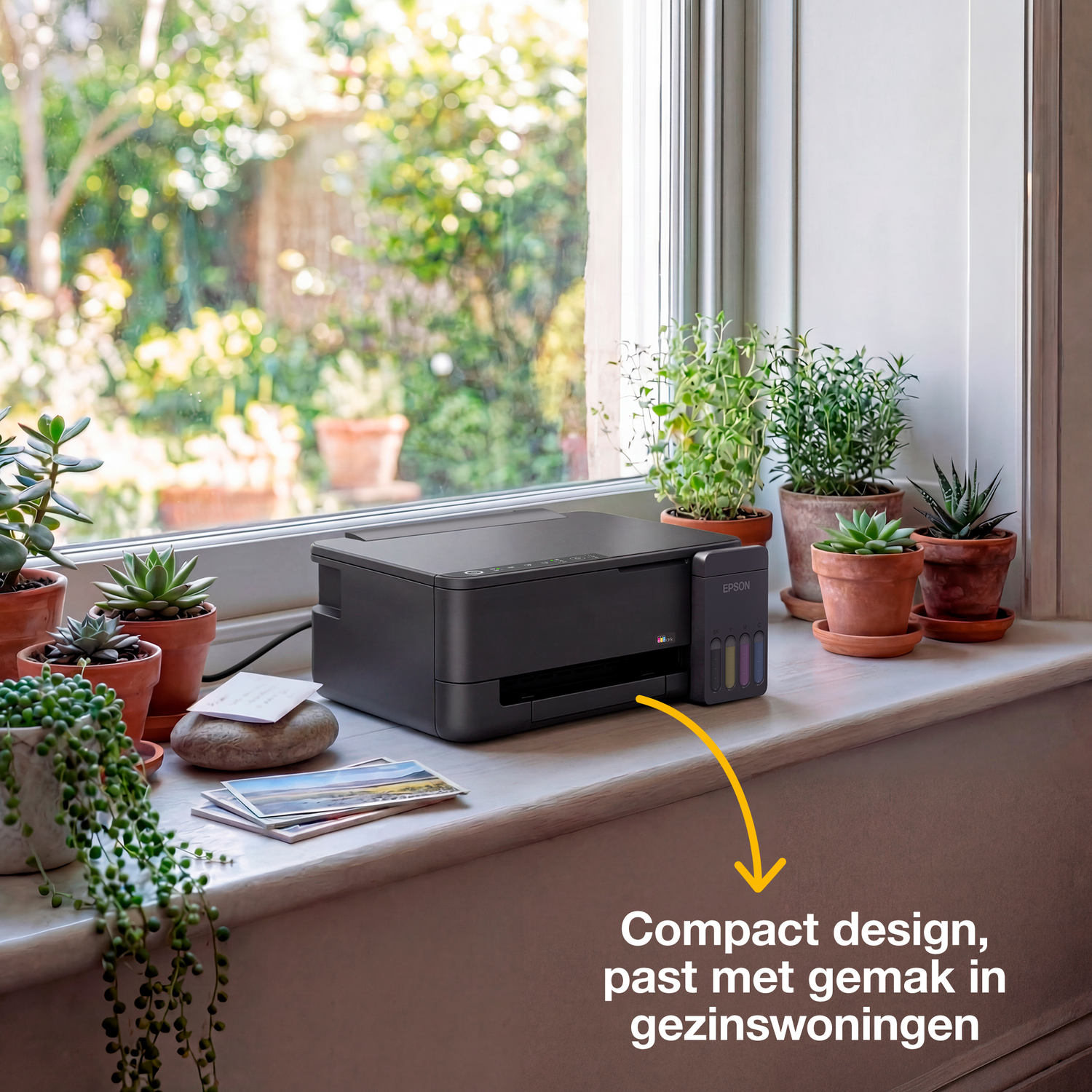 Een zwarte printer op een vensterbank naast diverse planten.