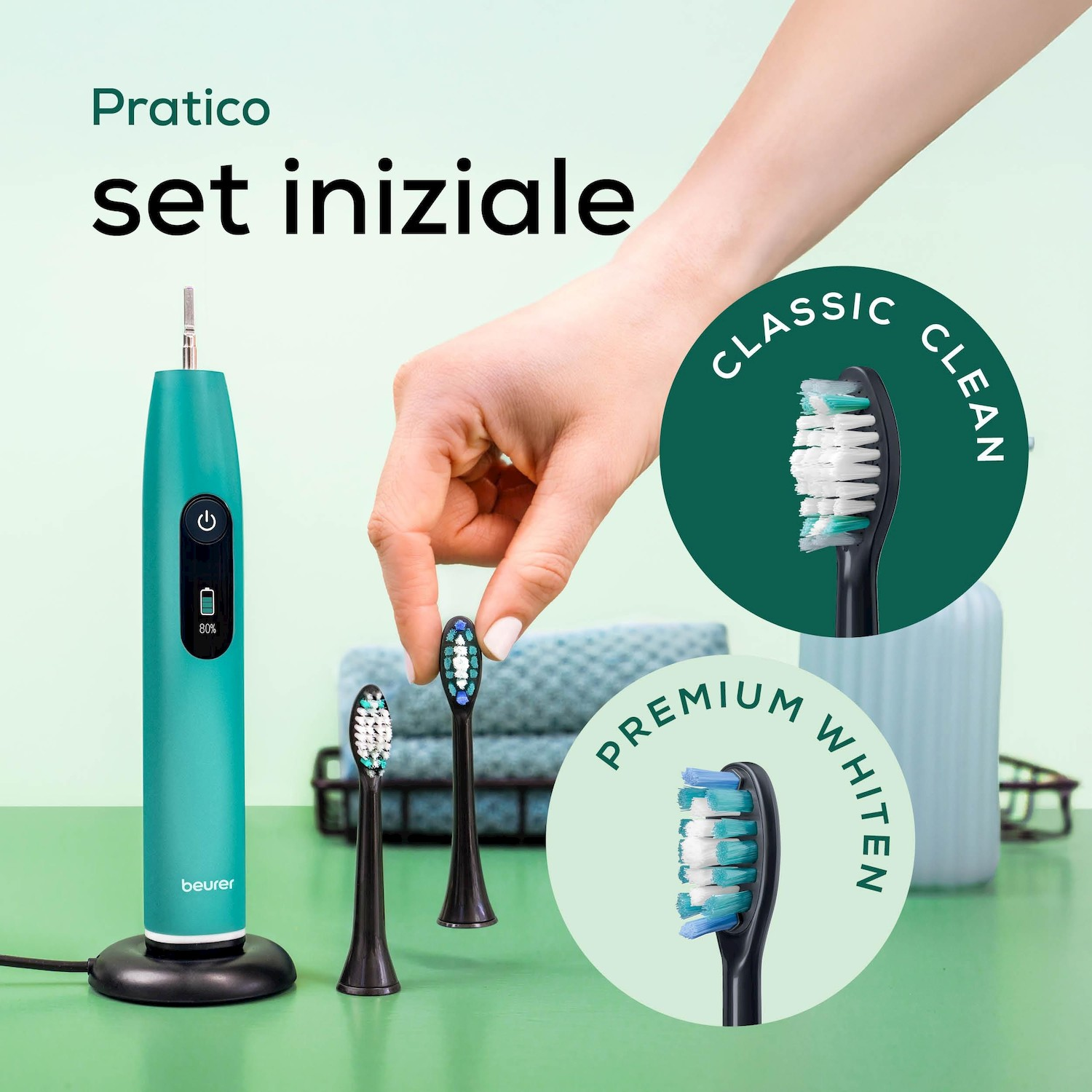 Uno spazzolino elettrico turchese con testine di ricambio e cerchi.