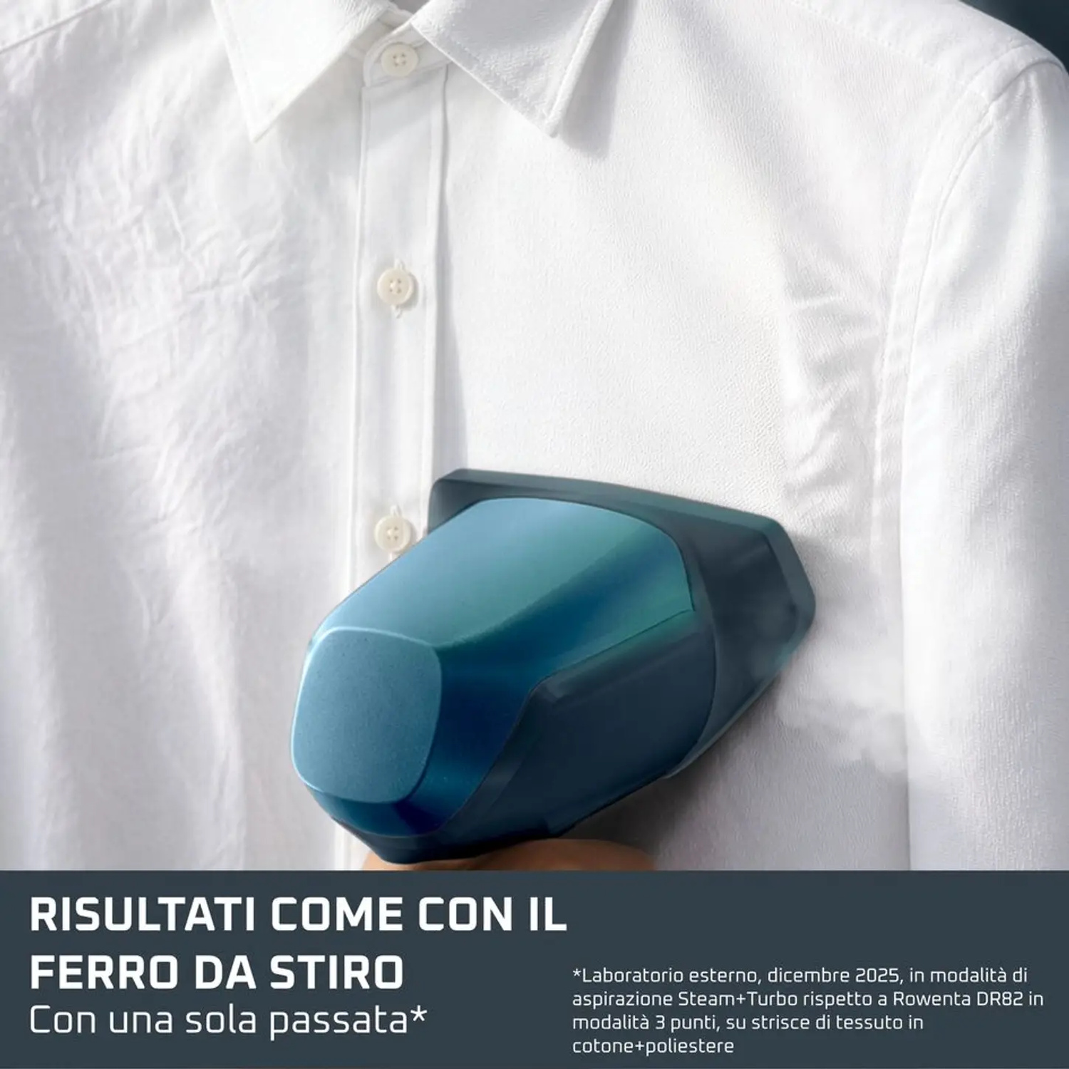 Un ferro da stiro a vapore portatile stira una camicia bianca. Vapore visibile.