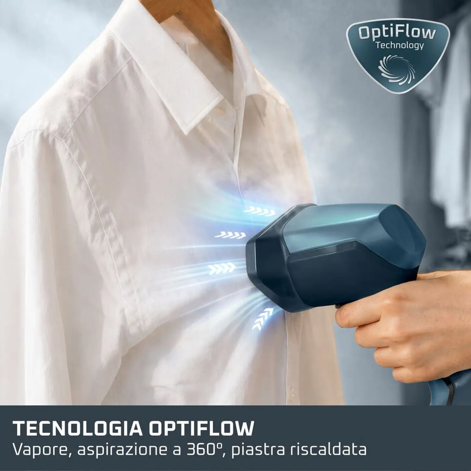 Uno spazzola a vapore per abiti viene puntato su una camicia bianca appesa.