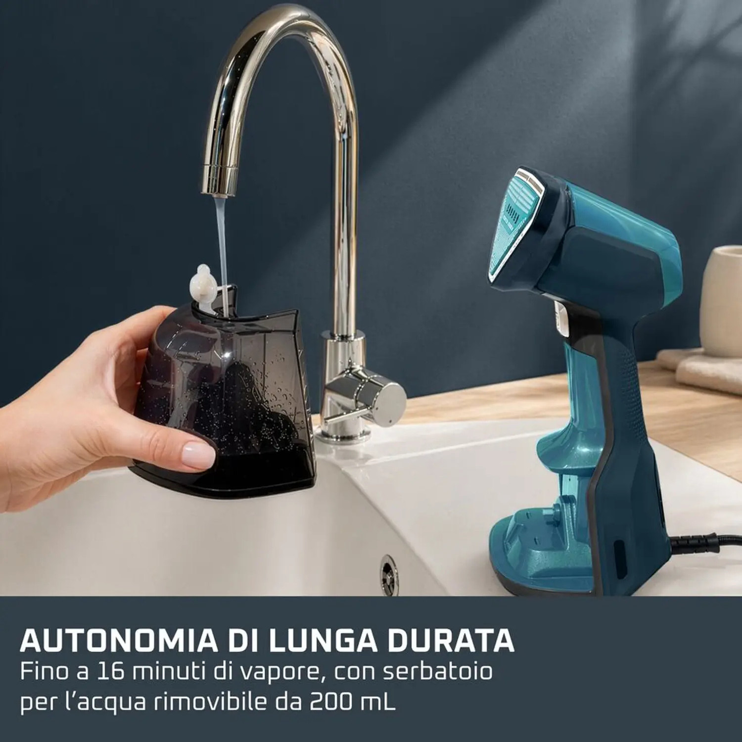 Un vaporizzatore blu è sul piano di lavoro. Una mano riempie il serbatoio rimovibile.