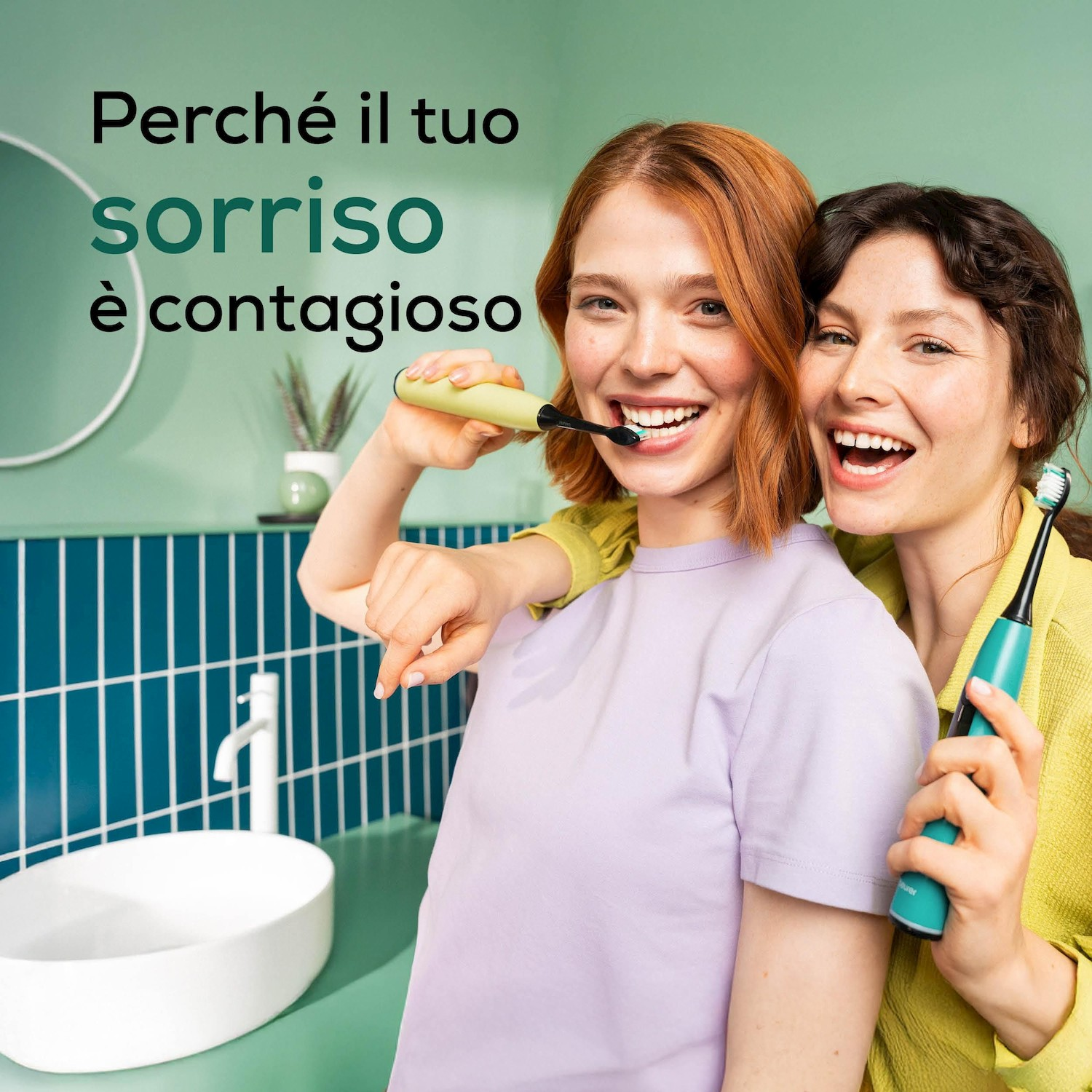 Due donne si lavano i denti in un bagno con piastrelle color ottanio.