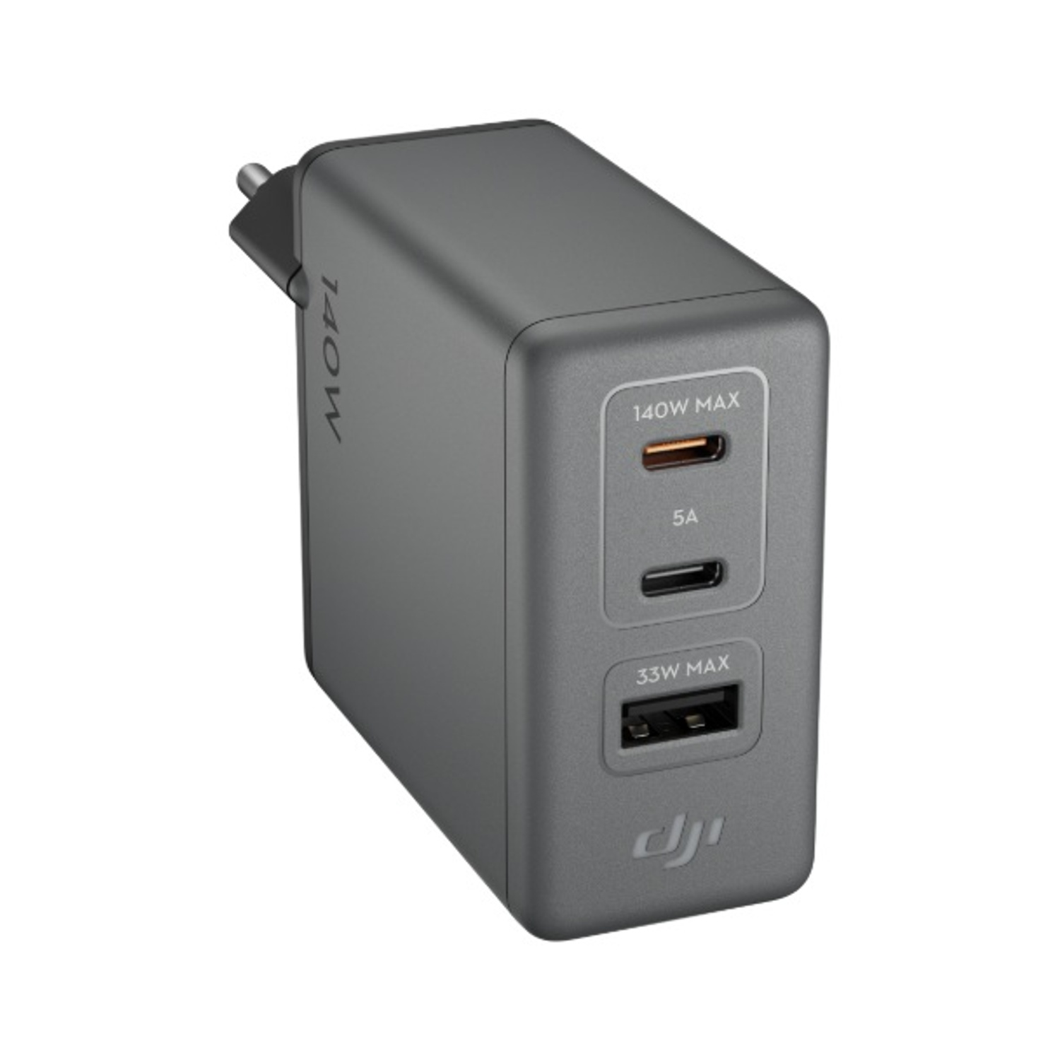 Adattatore di alimentazione USB DJI grigio scuro con due porte USB-C e una porta USB-A.