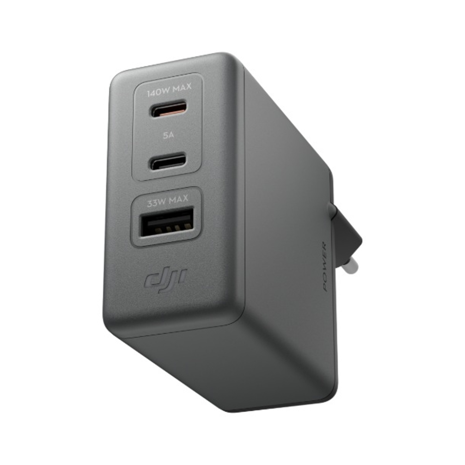 Un adattatore di alimentazione DJI grigio con due porte USB-C e una USB-A su sfondo bianco.
