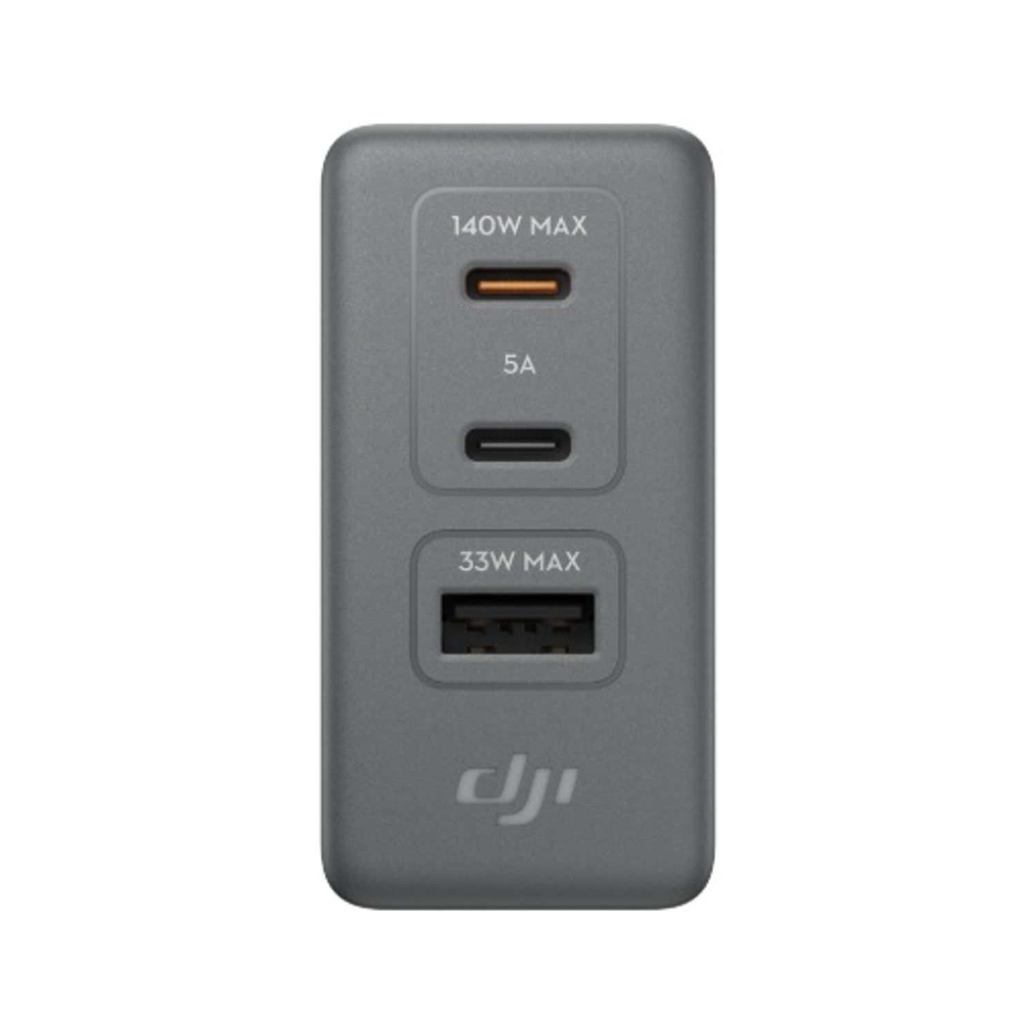 Caricabatterie DJI grigio con due porte USB-C e una porta USB-A.