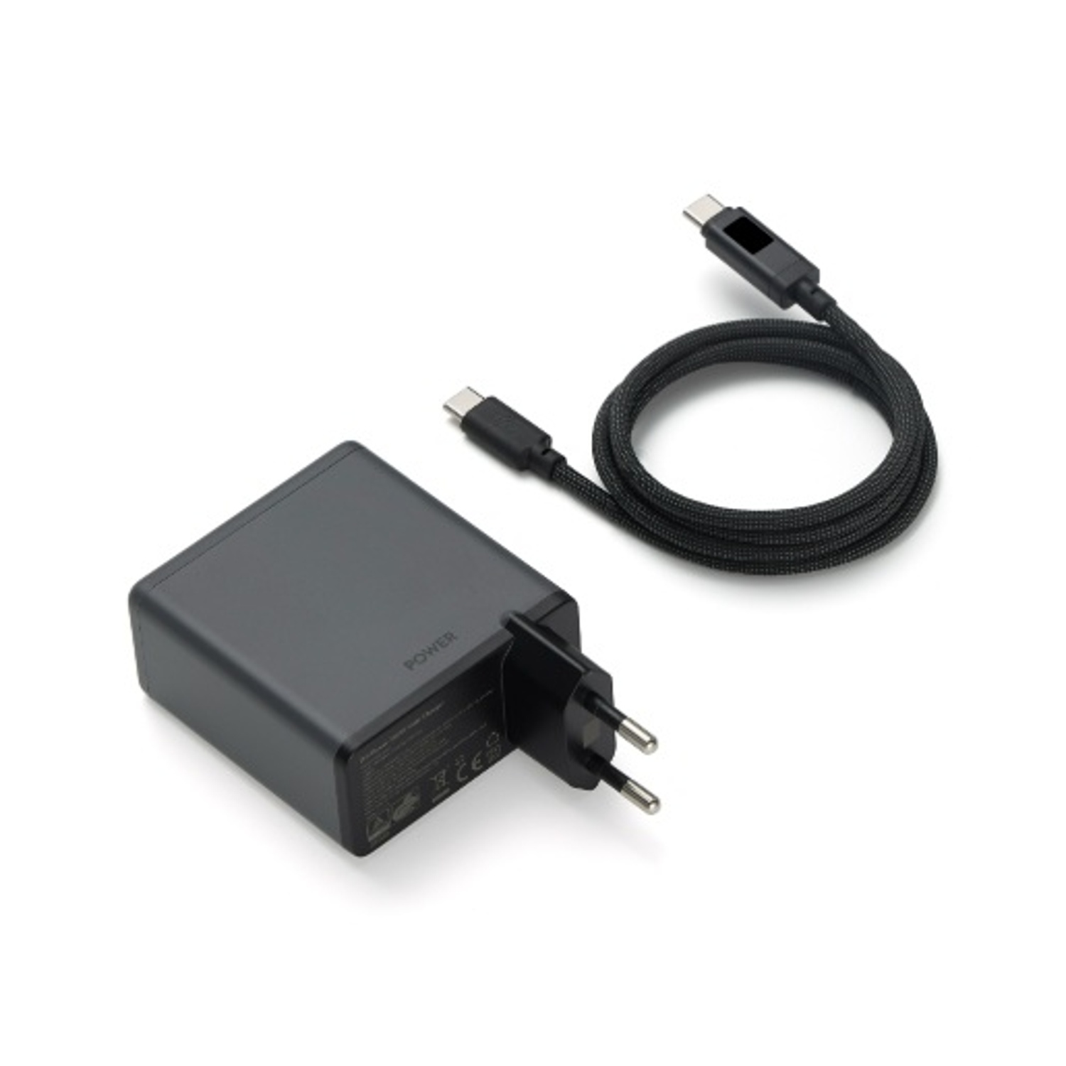 Un caricatore nero con spina europea e un cavo USB-C arrotolato su sfondo bianco.