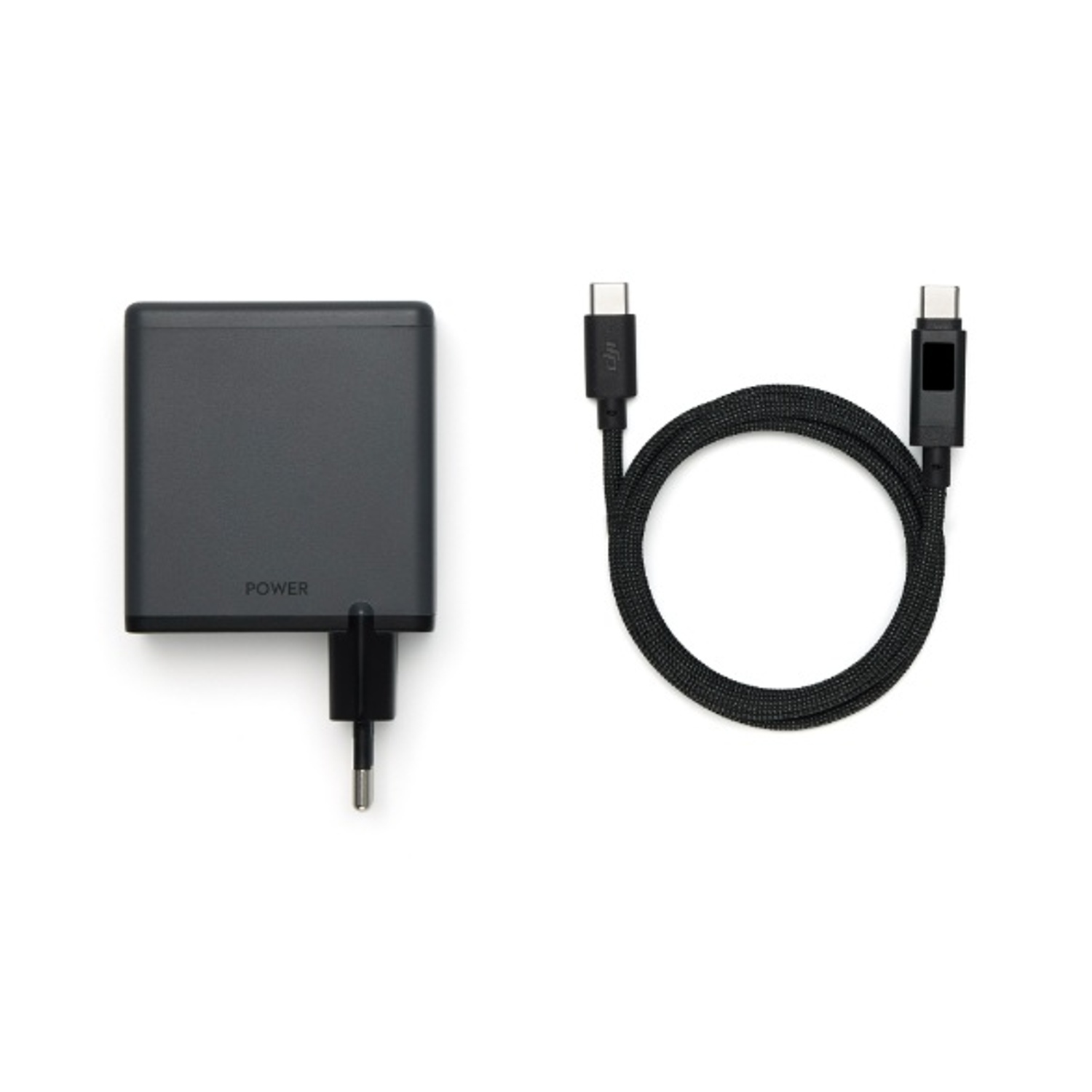 Un alimentatore grigio con spina e un cavo USB-C nero arrotolato su sfondo bianco.
