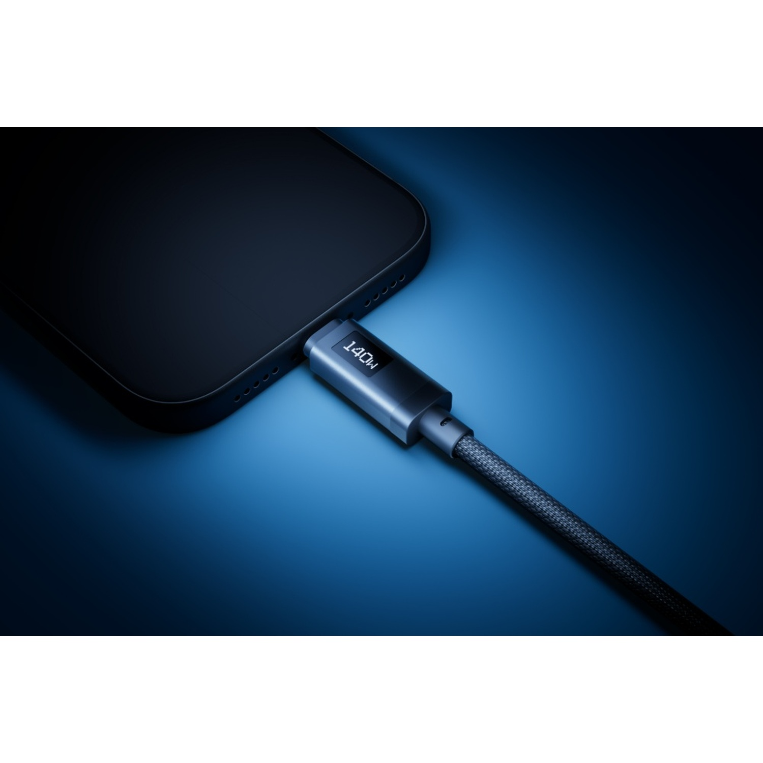 Un cavo USB-C con display digitale da 140W collegato a uno smartphone nero su sfondo blu.