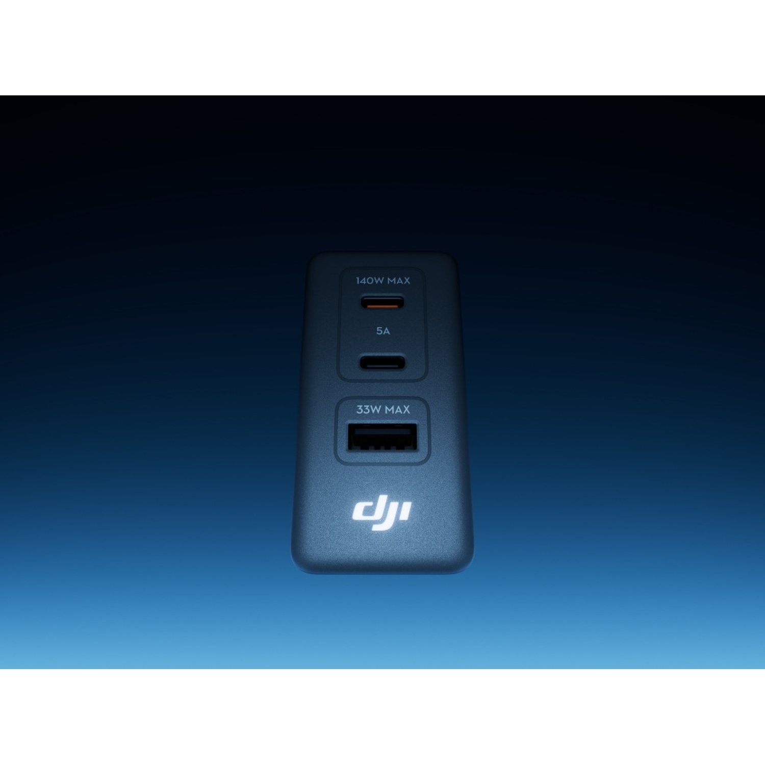 Un caricabatterie DJI con due porte USB-C e una porta USB-A su sfondo blu scuro.