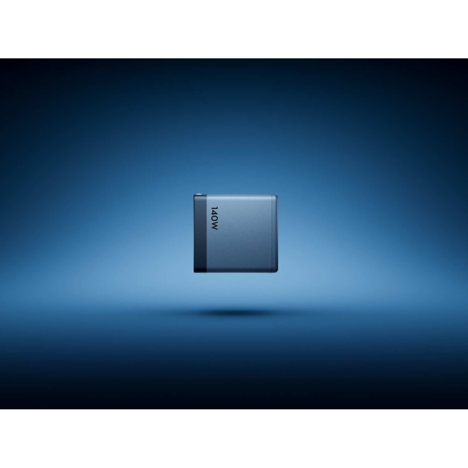 Un alimentatore blu da 140W fluttua al centro su uno sfondo blu sfumato con una leggera ombra.