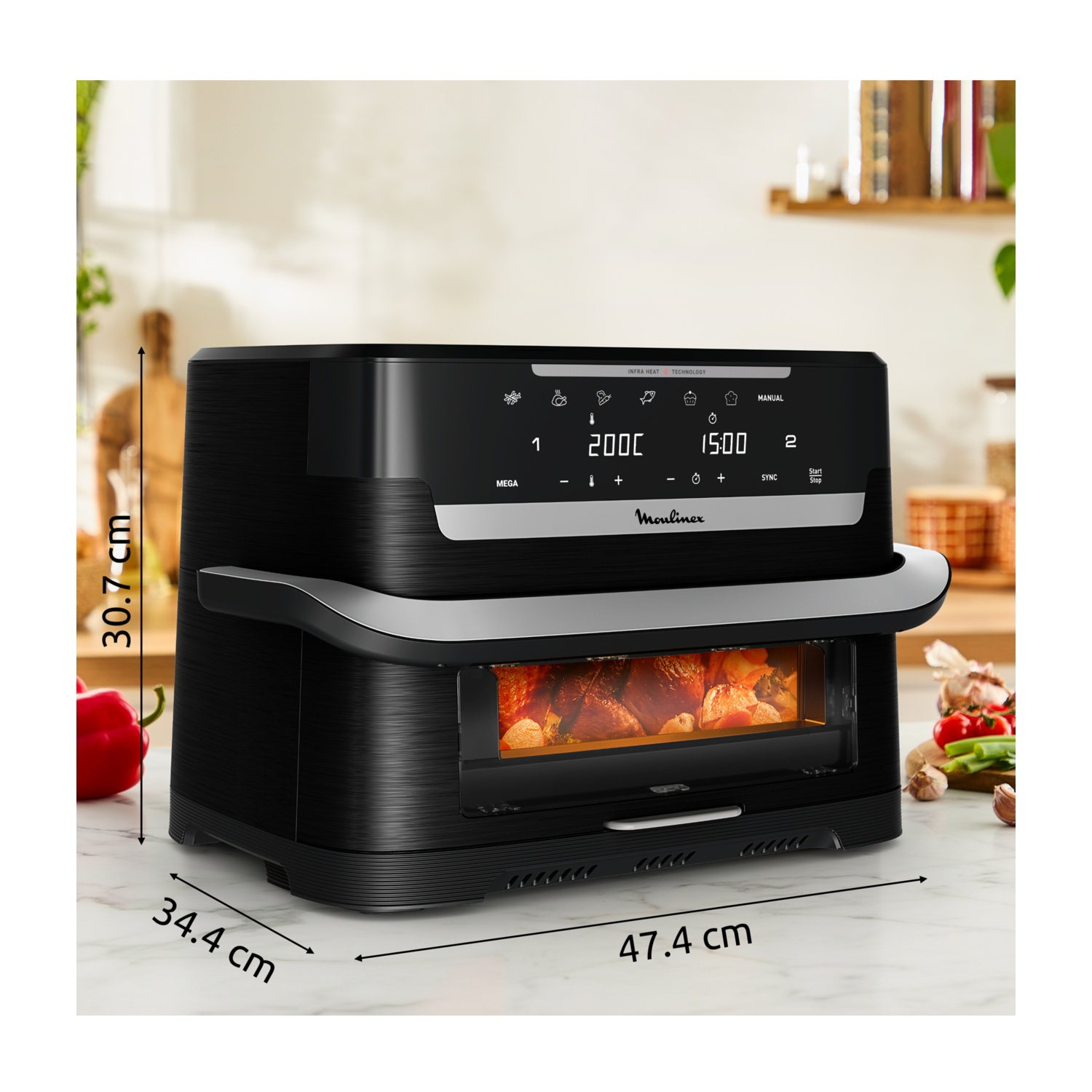 Una friggitrice ad aria nera Moulinex su un piano cucina con dimensioni di 30,7 cm di altezza, 34,4 cm di profondità e 47,4 cm di larghezza.