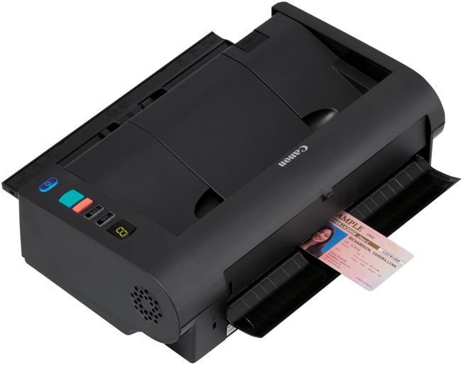 Uno scanner per documenti Canon nero scansiona una carta d'identità su sfondo scuro.