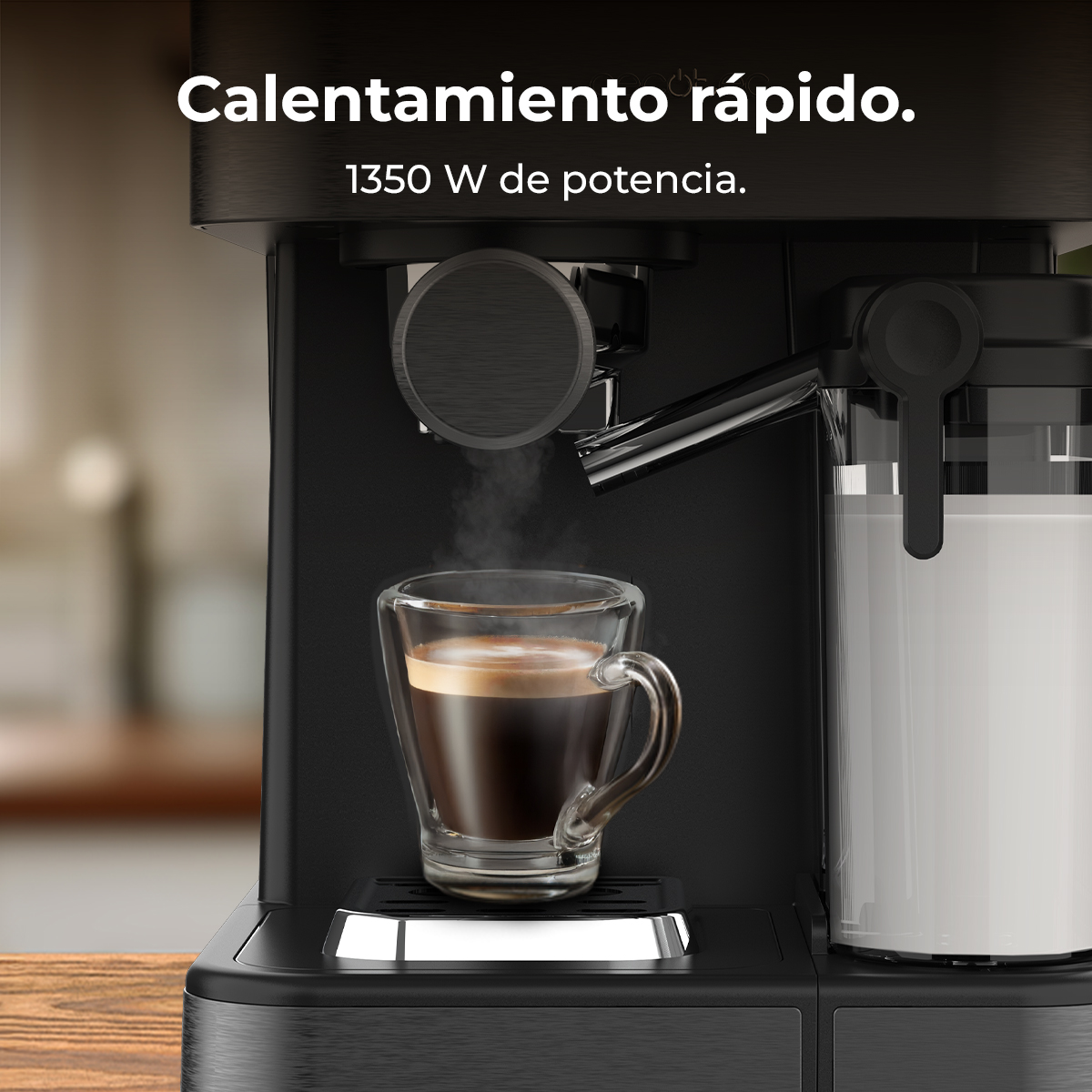 Cafetera negra preparando espresso en una taza de vidrio con depósito de leche.
