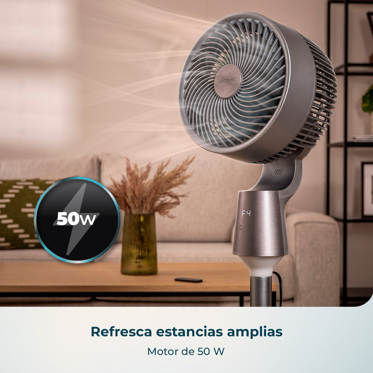 Un moderno ventilador de pie plateado en un salón, con líneas de flujo de aire y un icono de 50W.
