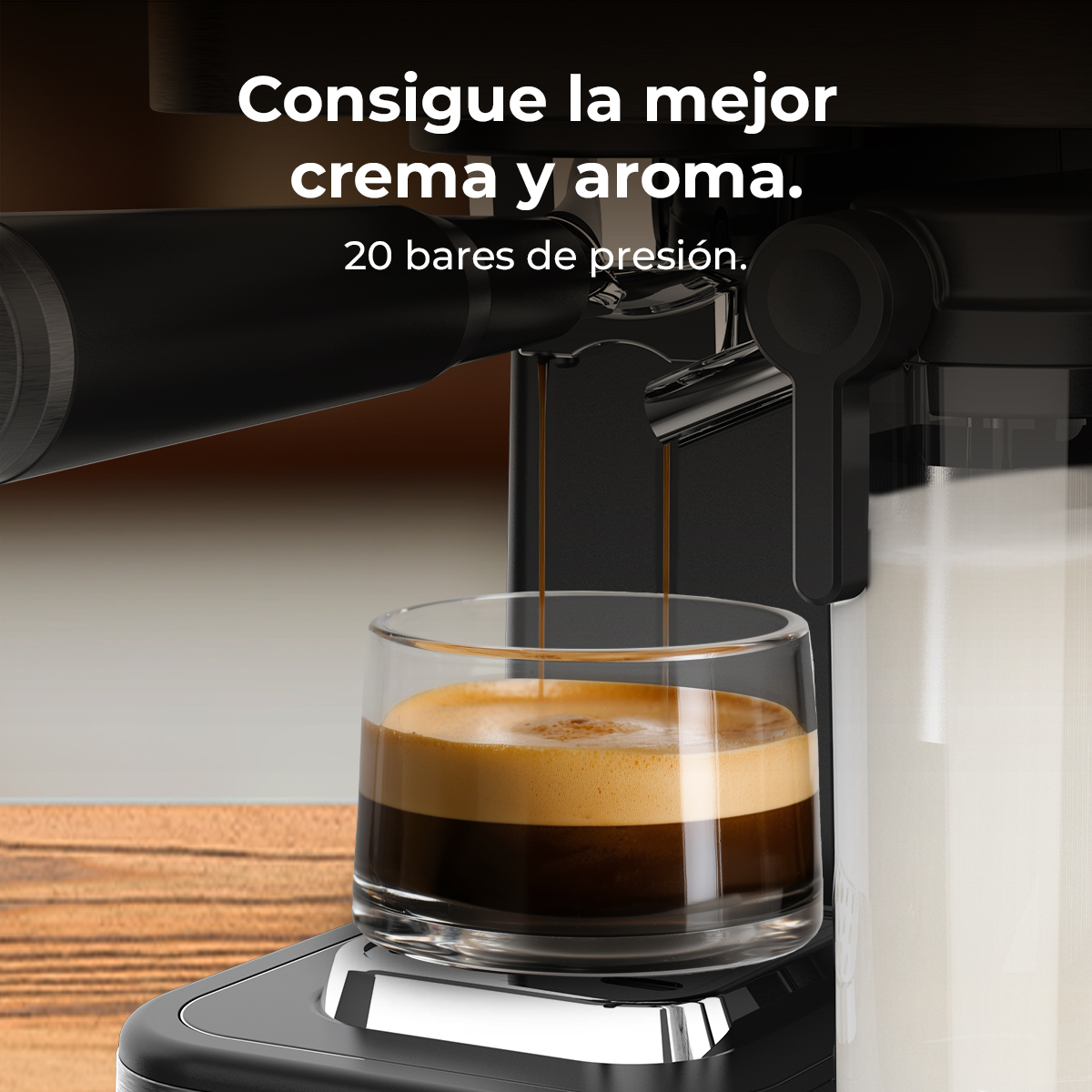Cafetera exprés vertiendo café en un vaso con crema.