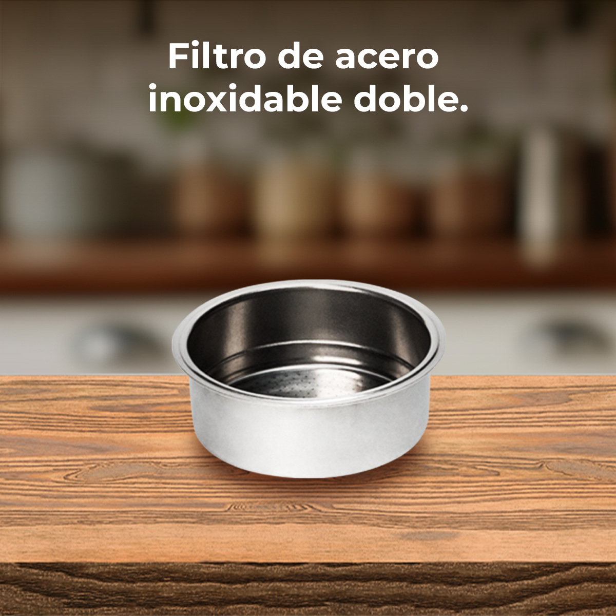 Doble filtro de acero inoxidable sobre una superficie de madera con fondo borroso.
