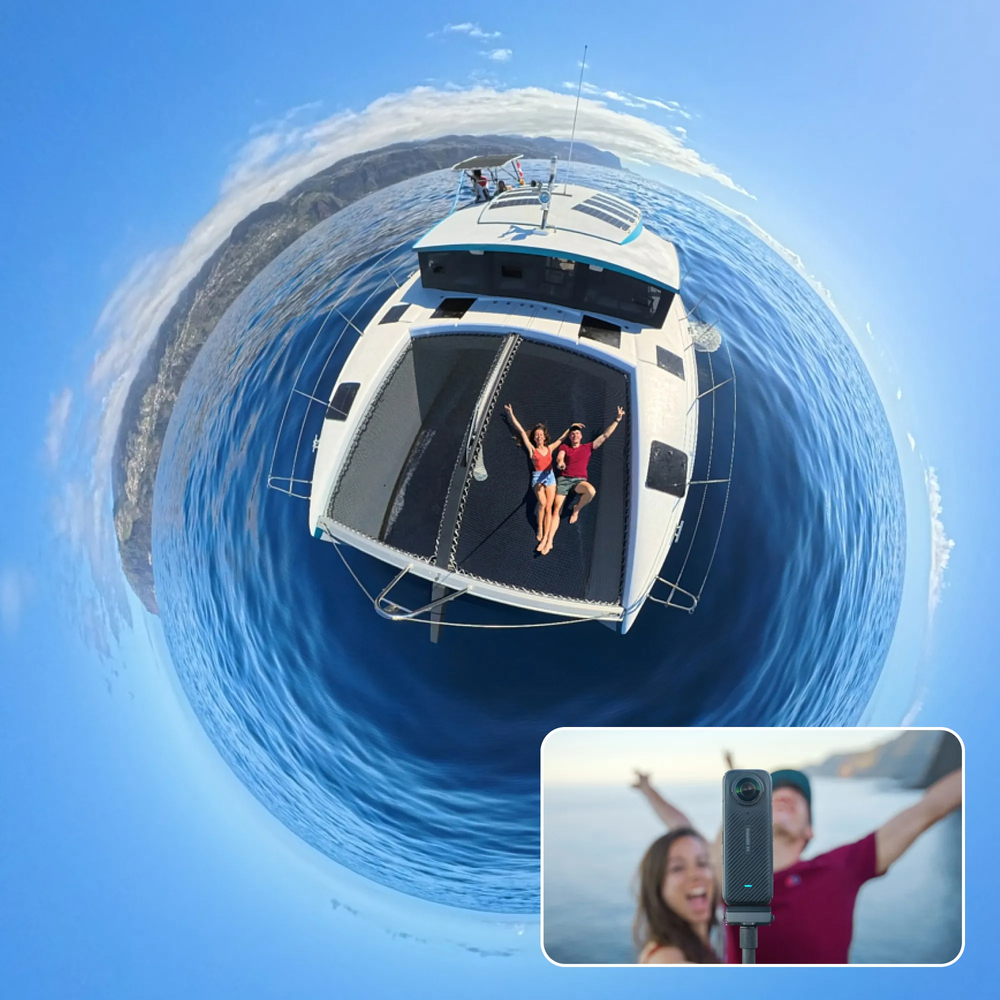 360-Grad-Luftaufnahme einer weißen Yacht auf blauem Meer mit zwei Personen, die auf dem Netz liegen.