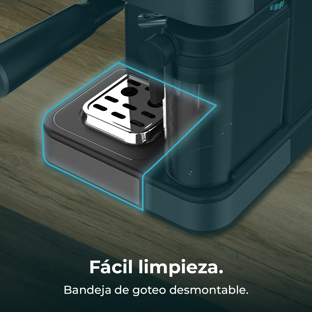 Cafetera azul oscura con bandeja de goteo desmontable resaltada sobre superficie de madera.