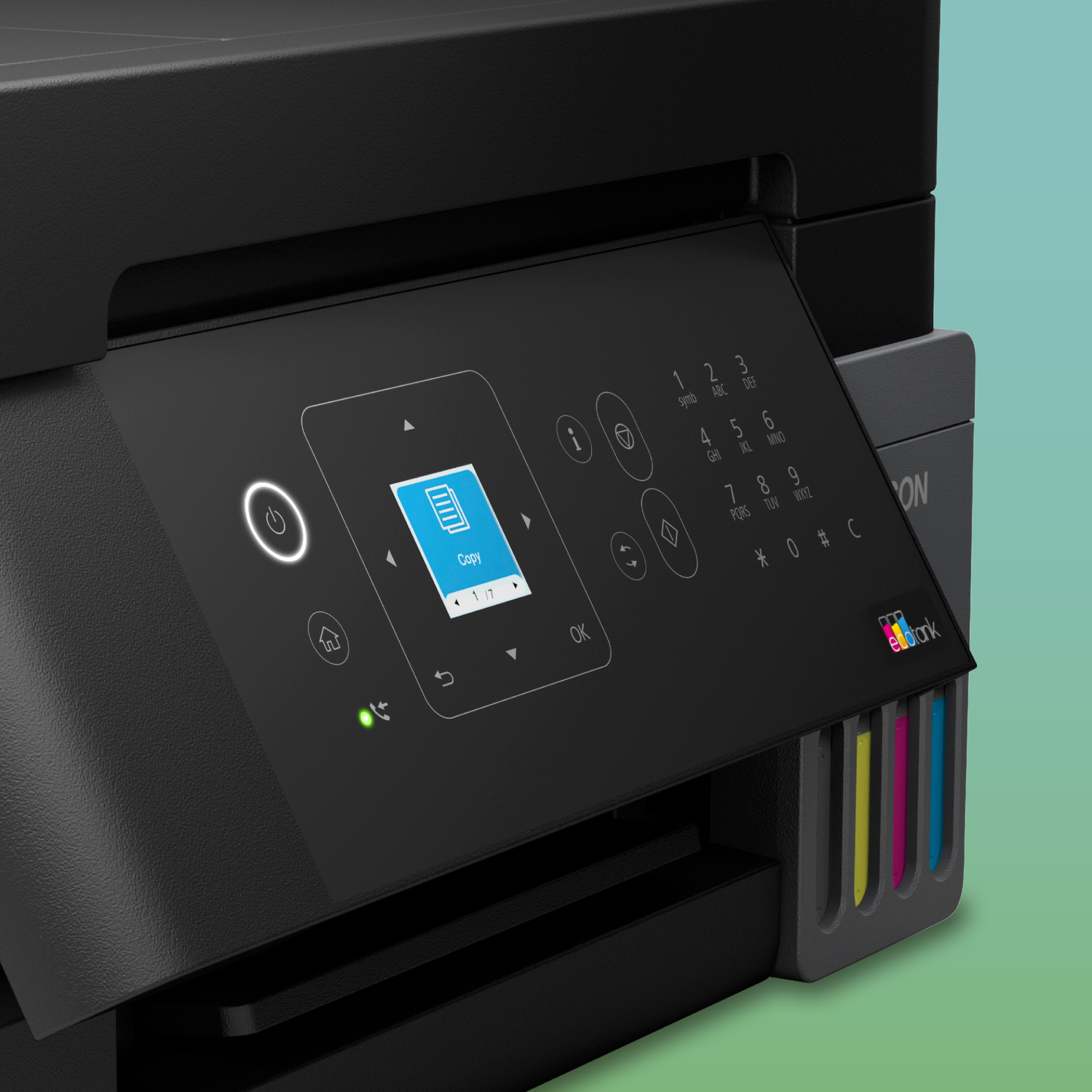 Zwarte inkjetprinter met display en gekleurde inktanks tegen een groene achtergrond.