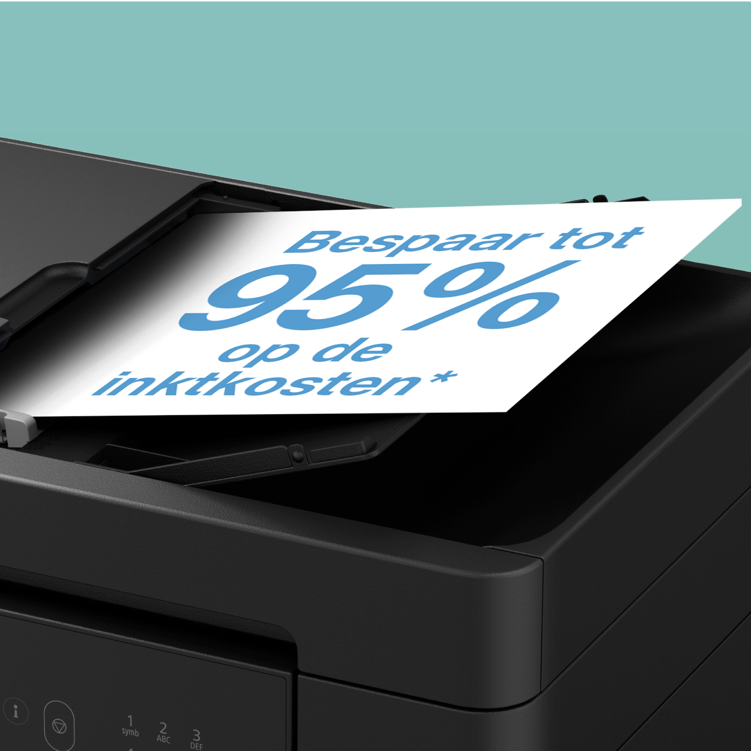 Een zwarte printer print een vel met blauwe tekst.