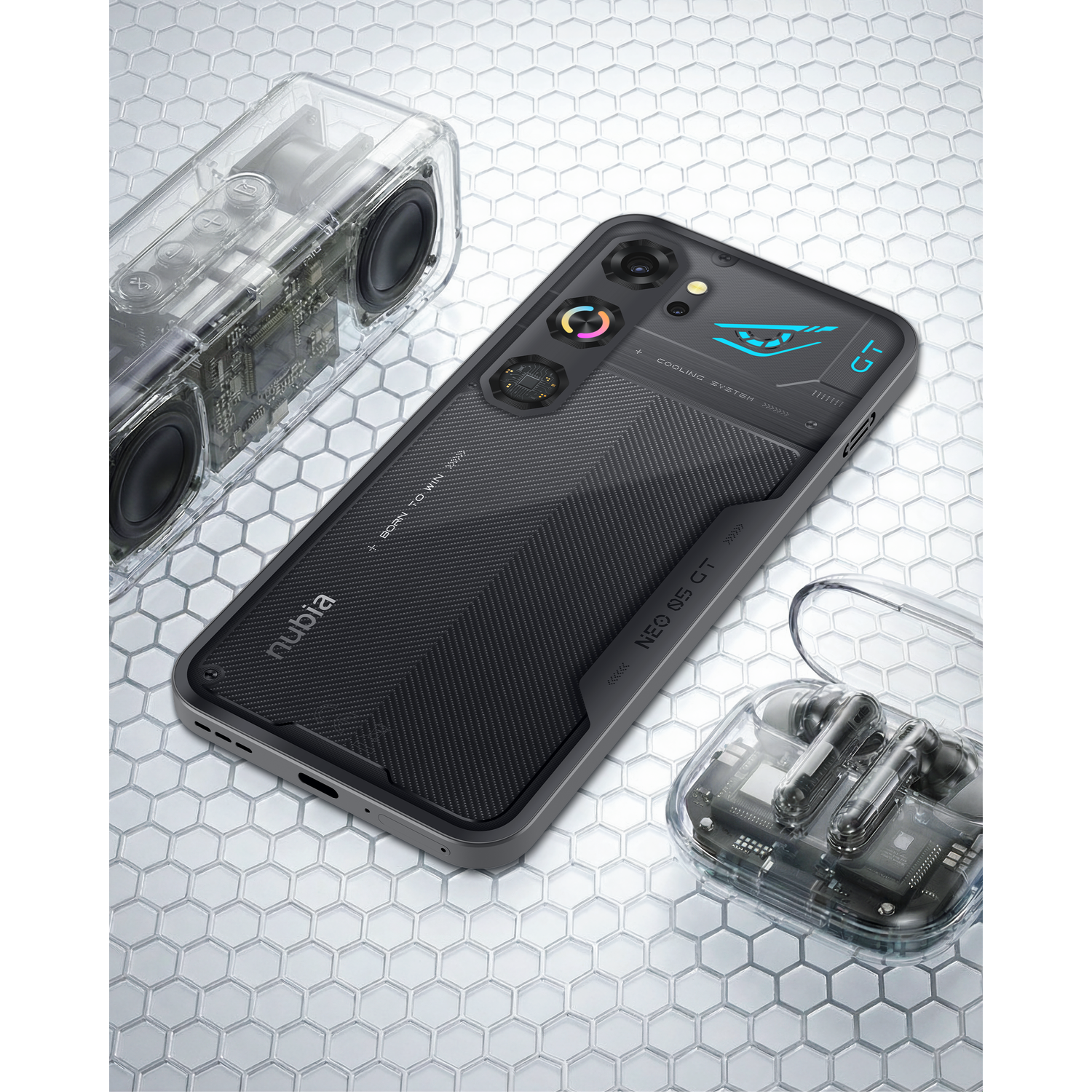 Een Nubia gaming-smartphone met doorzichtige speaker en oordopjes op een metalen honingraatpatroon.