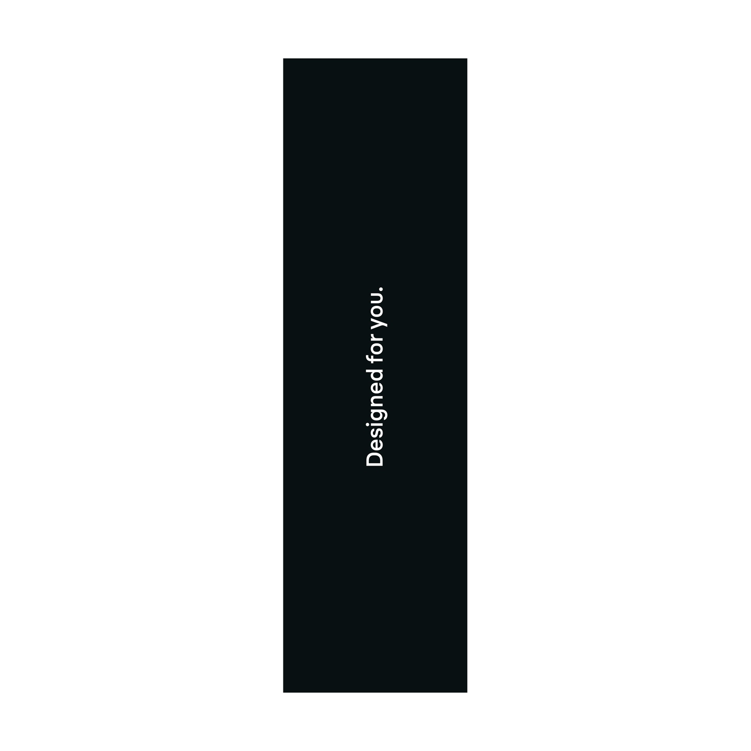 Un rettangolo nero verticale con il testo bianco Designed for you.