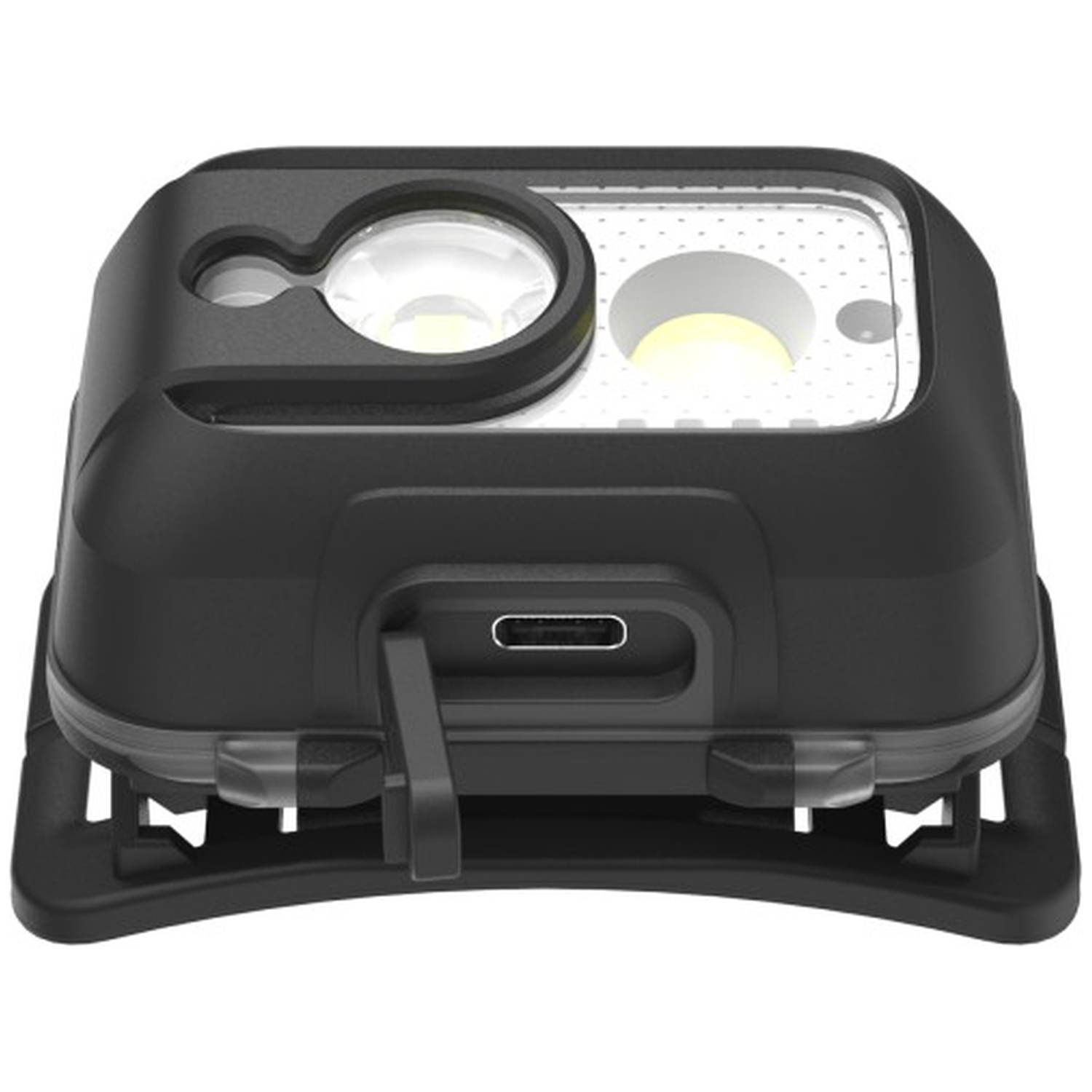Zwarte LED-hoofdlamp met open USB-C-oplaadpoort op een zwarte achtergrond.