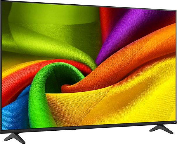 Egy modern síkképernyős TV állványon élénk, színes, absztrakt szövetmintát jelenít meg a képernyőn.