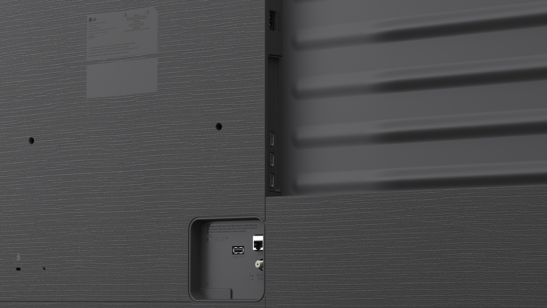 Egy fekete LG tévé hátulján HDMI-, USB- és LAN-portok láthatók.