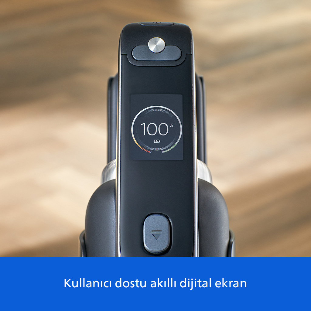 Siyah elektronik cihazda %100 pil şarjını gösteren dijital ekran bulunuyor.