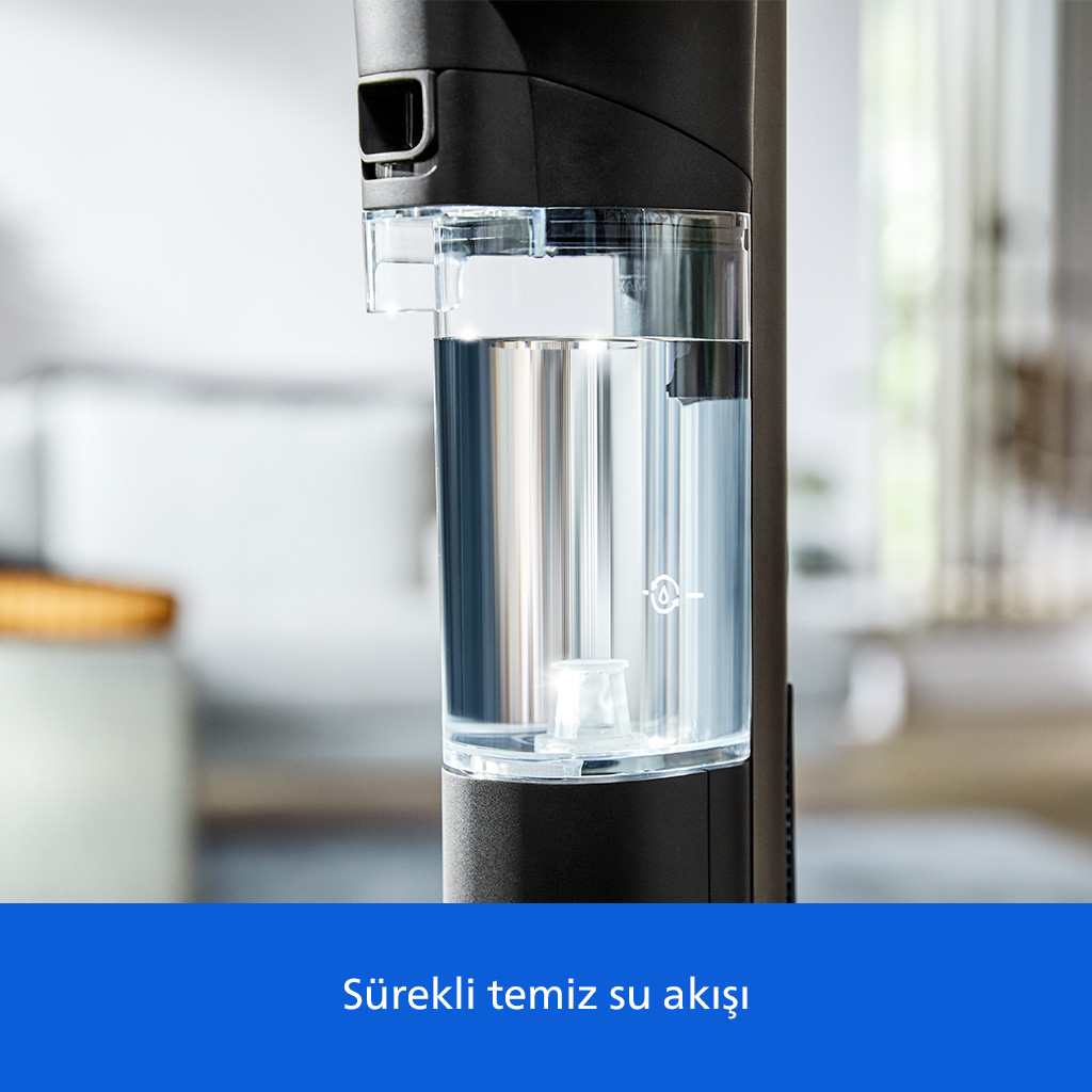 Koyu renkli temizlik cihazı üzerinde şeffaf su deposu.