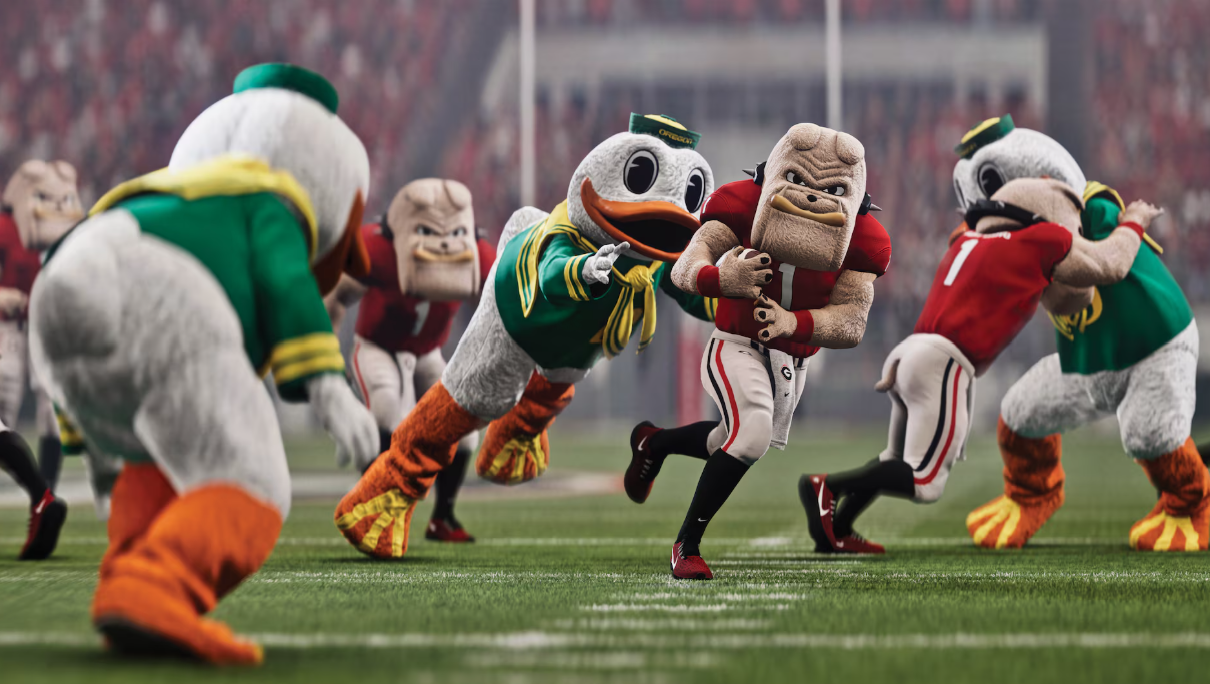 Mascotas con disfraces de pato y bulldog juegan fútbol americano en un estadio.