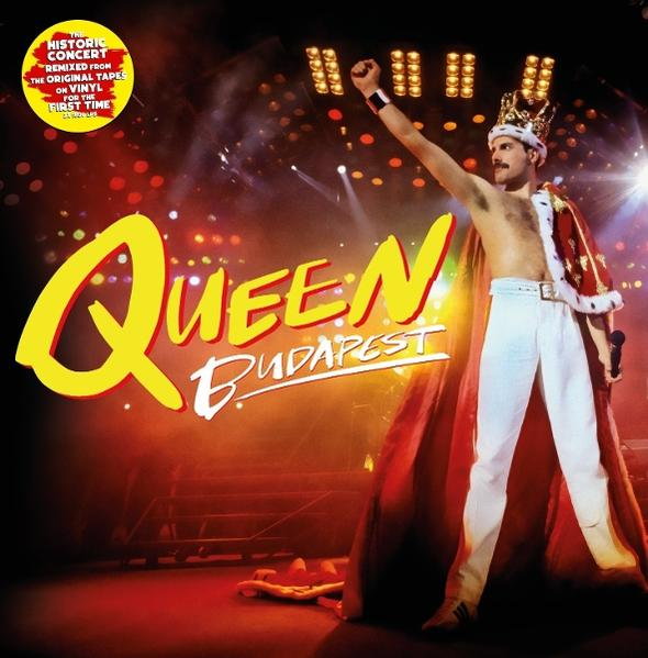 Freddie Mercury mit Krone und rotem Umhang auf der Bühne, Text Queen Budapest.