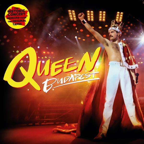 Freddie Mercury mit Krone und rotem Umhang auf der Bühne mit großem gelben Queen-Text.
