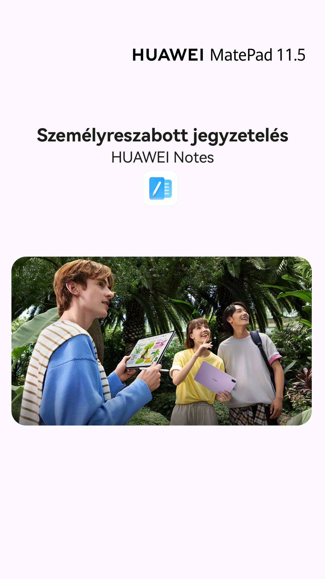 Három fiatal egy buja trópusi kertben táblagépet néz és mosolyog.
