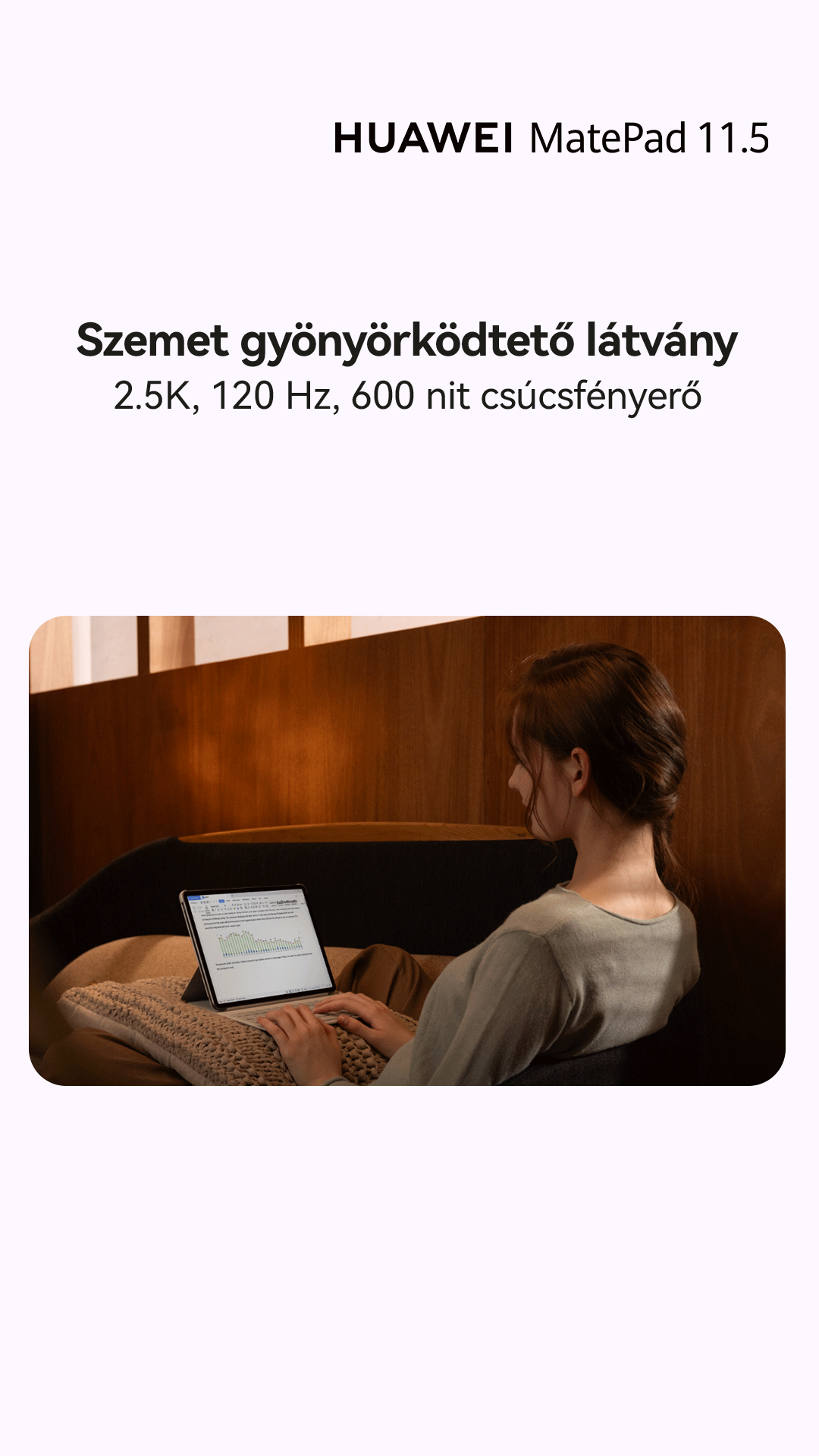 Egy nő táblagépen gépel, amelyen diagramok láthatók, és egy meleg fa enteriőrben ül a kanapén.